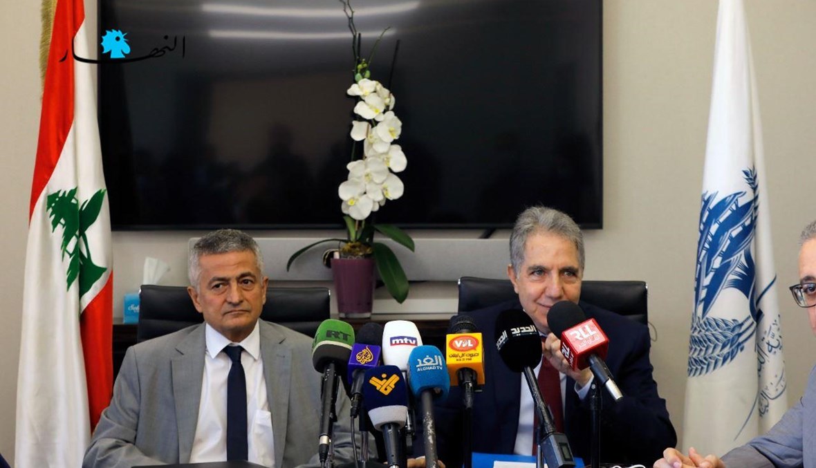 وزير المال الجديد يوسف خليل والوزير السابق غازي وزني (تصوير مارك فياض).