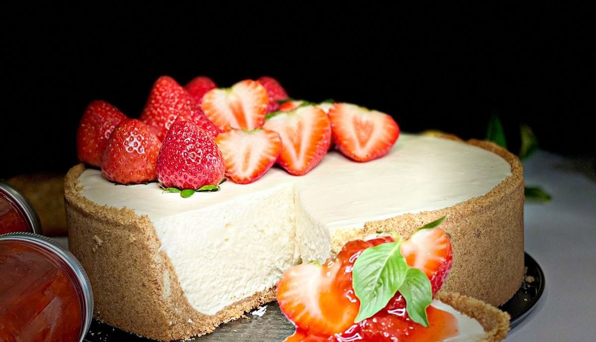 تشيز كيك مع صلصة الفراولة... مذاق حلو وشهيّ  (فيديو)