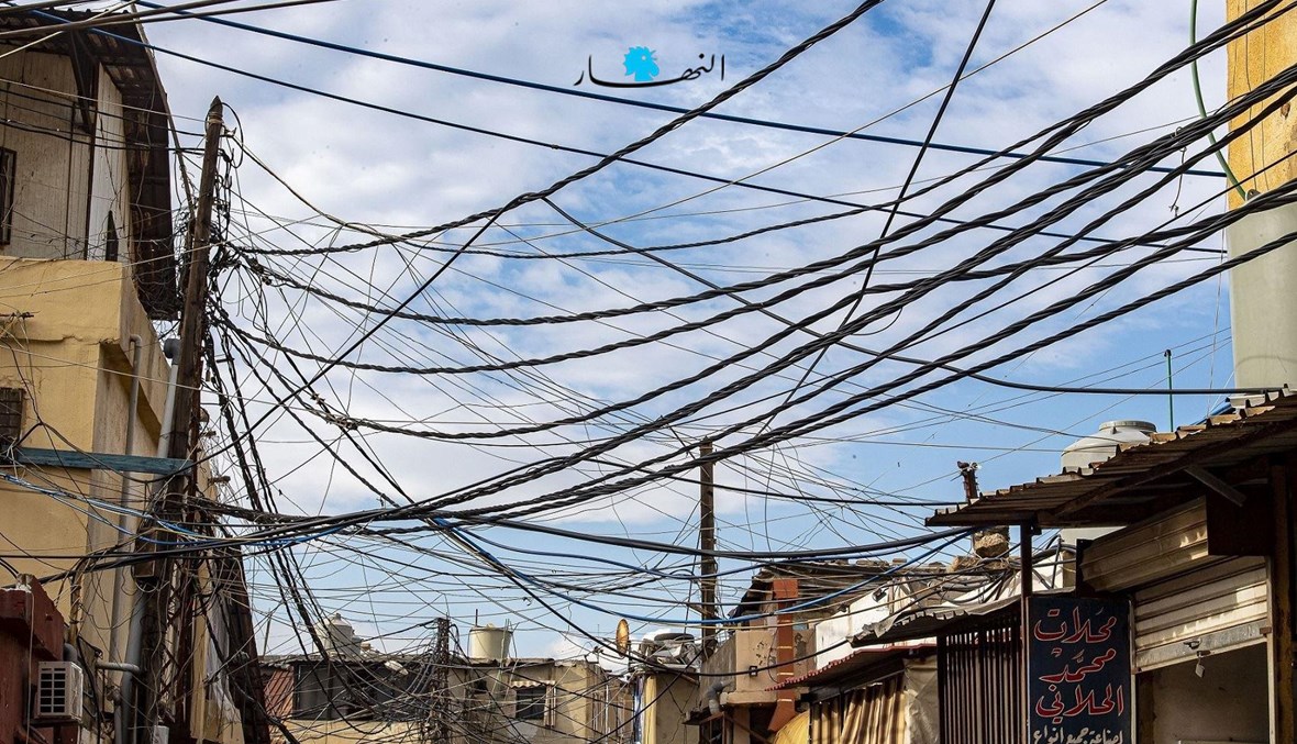 أسلاك الكهرباء تغزو سماء بيروت (نبيل إسماعيل).