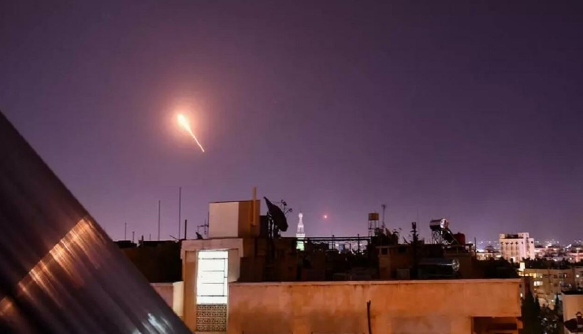 الدفاع الجوّي السوري يتصدّى لقصف إسرائيلي جنوب دمشق (أ ف ب).