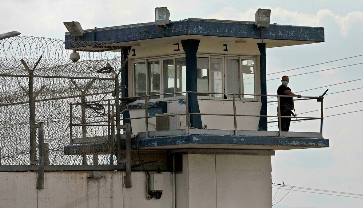 رجل أمن إسرائيلي يقوم بأعمال المراقبة عند برج للمراقبة تابع لسجن جلبوع (أ ف ب).