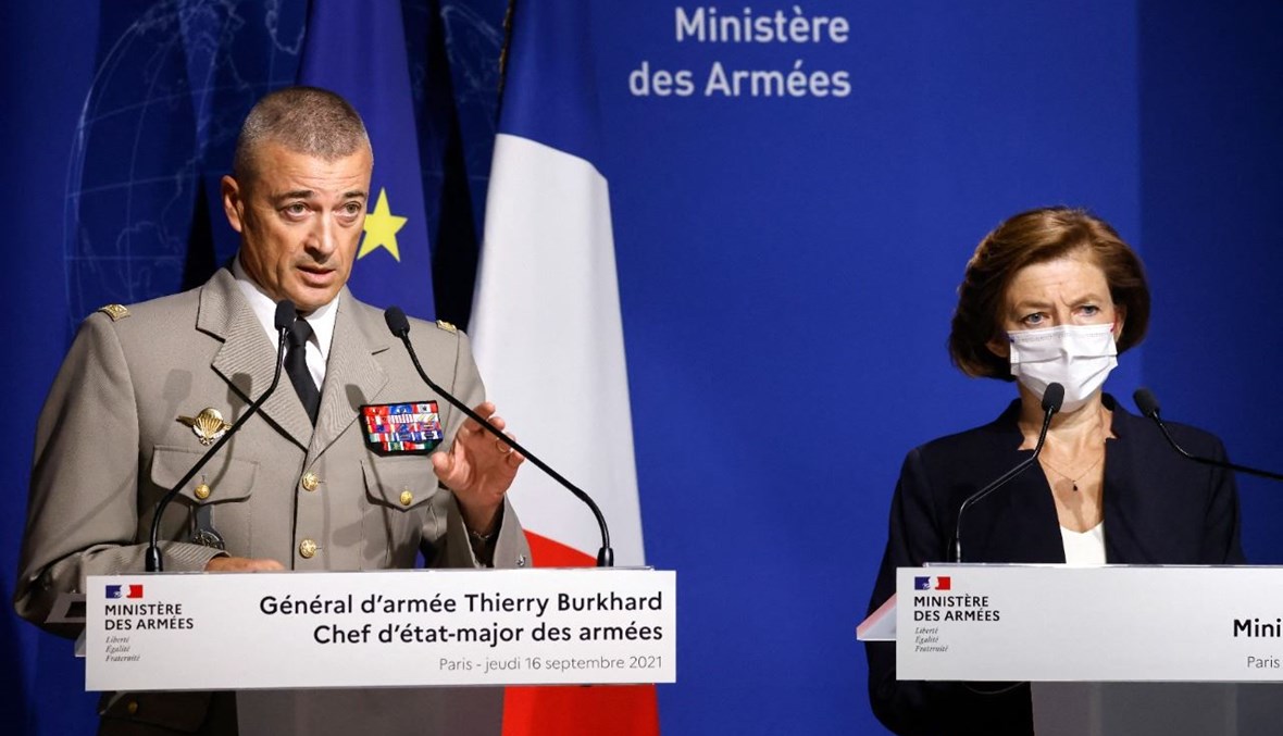 بارلي وقائد الجيش الفرنسي الجنرال تييري بوركهارد خلال مؤتمر صحافي في باريس (16 أيلول 2021، أ ف ب). 