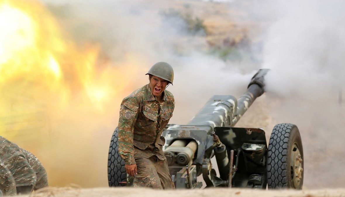 جندي من إقليم ناوغورني- كراباخ يطلق مدفعية على القوات الأذربيجانية (أ ف ب).