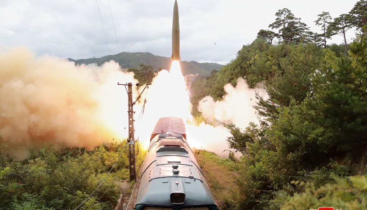 صورة نشرتها وكالة الأنباء المركزية الكورية الرسمية في كوريا الشمالية، وتظهر تدريبات على إطلاق صاروخ (15 ايلول 2021، أ ف ب). 