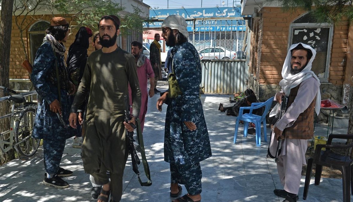 مقاتلون من طالبان يقفون عند مدخل مسجد الوزير أكبر خان في كابول (17 ايلول 2021، أ ف ب). 