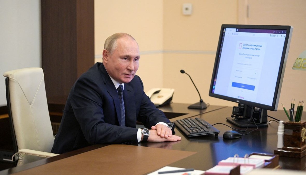 بوتين يصوّت عبر الإنترنت في الانتخابات التشريعية، في مقر الإقامة "نوفو-أوغاريوفو" الحكومي خارج موسكو (17 ايلول 2021، أ ف ب).