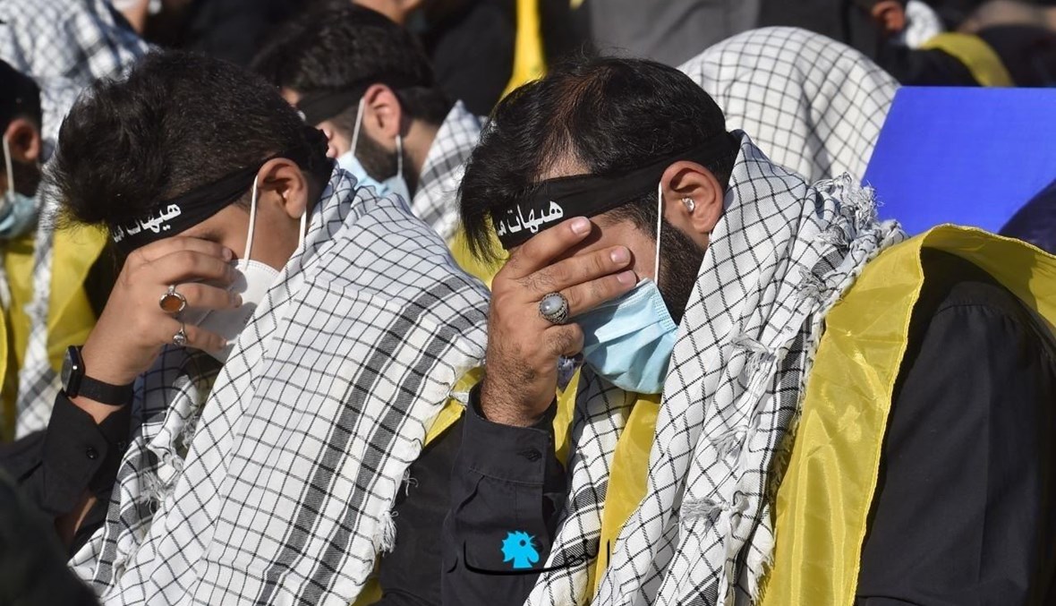 مناصران لـ"حزب الله" خلال المجلس العاشورائي في الضاحية الجنوبية لبيروت (تصوير حسام شبارو).