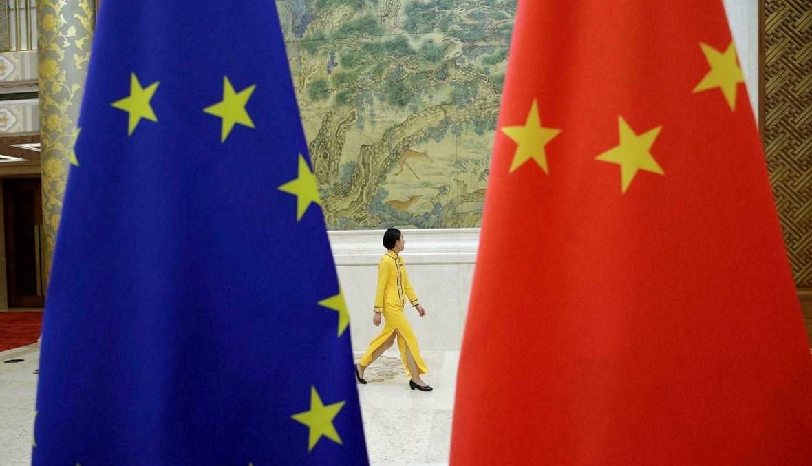 علما الصين والاتحاد الأوروبي (أ ف ب).