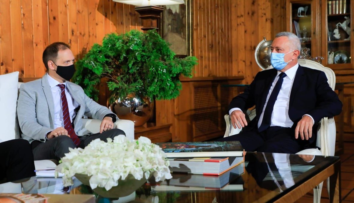 رئيس "تيار المردة" سليمان فرنجية وسفير بريطانيا في لبنان إيان كولارد.