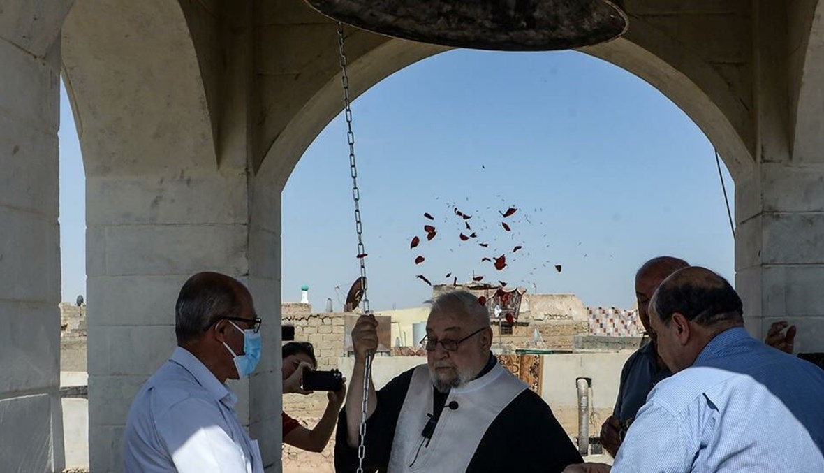 كاهن يقرع جرس كنيسة مار توما السريانية المسيحية في الموصل شمال العراق (أ ف ب).
