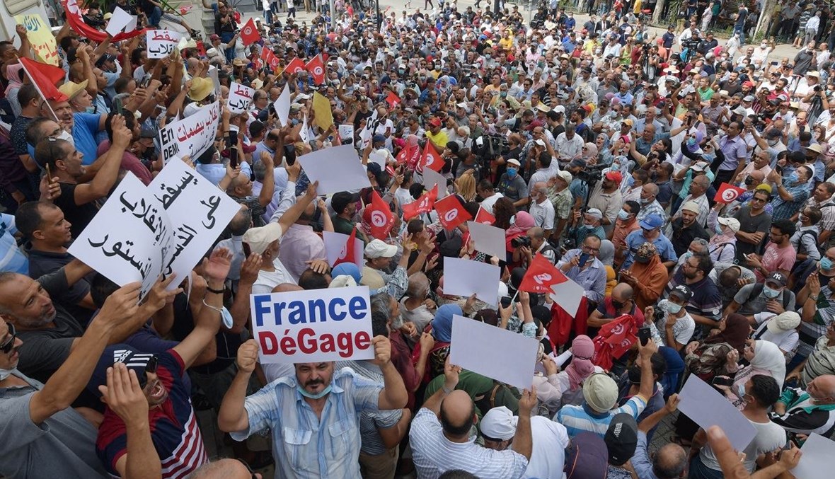 الاحتجاجات الشعبية في تونس (أ ف ب).