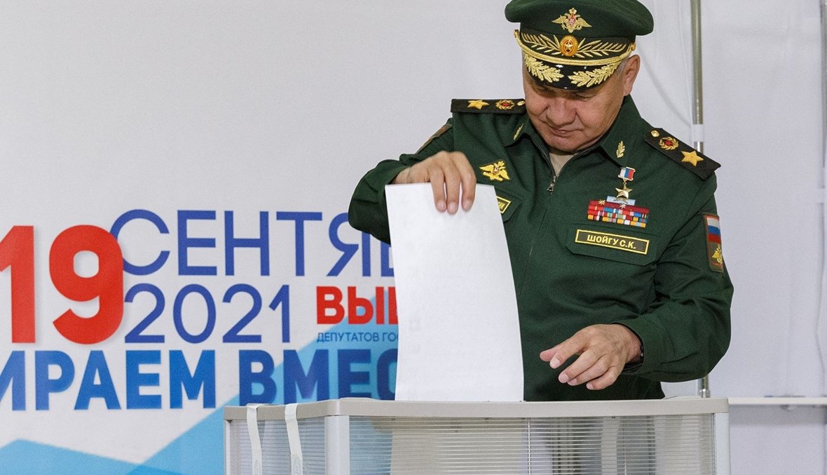 وزير الدفاع الروسي سيرغي شويغو يدلي بصوته خلال اليوم الأول من الانتخابات البرلمانية في كوبينكا خارج موسكو (أ ف ب).