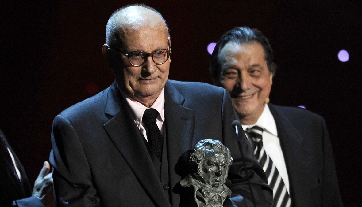 المخرج الإسباني ماريو كامو خلال تسلّمه جائزة "غويا" الفخرية (أ ف ب).
