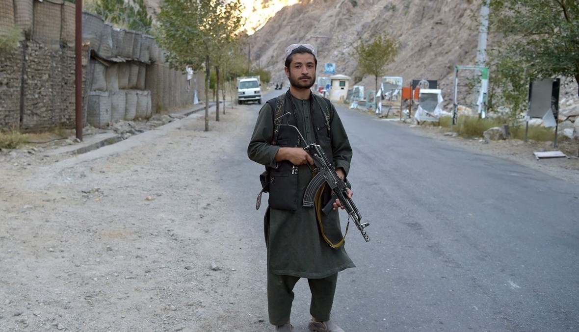 عنصر من "طالبان" خلال حراسة عند مدخل بنجشیر (أ ف ب).