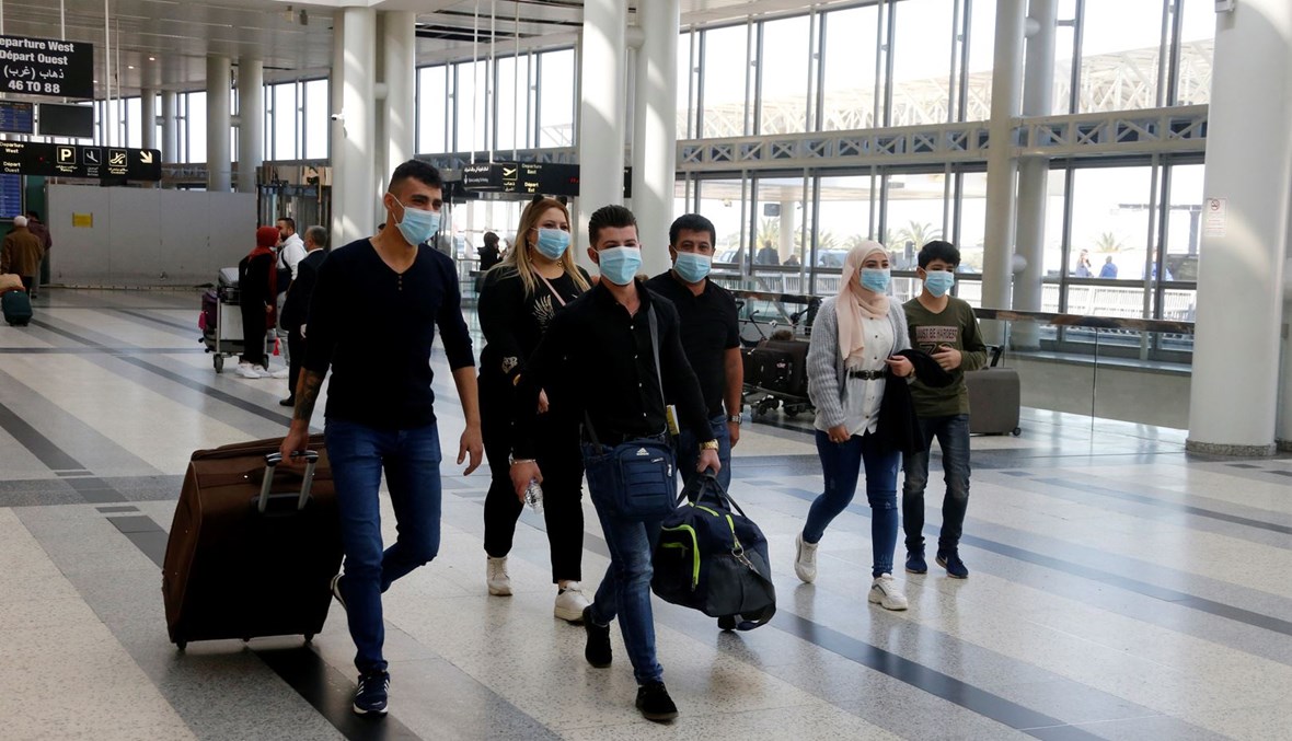 لبنانيون مغادرون من مطار بيروت (تعبيرية).