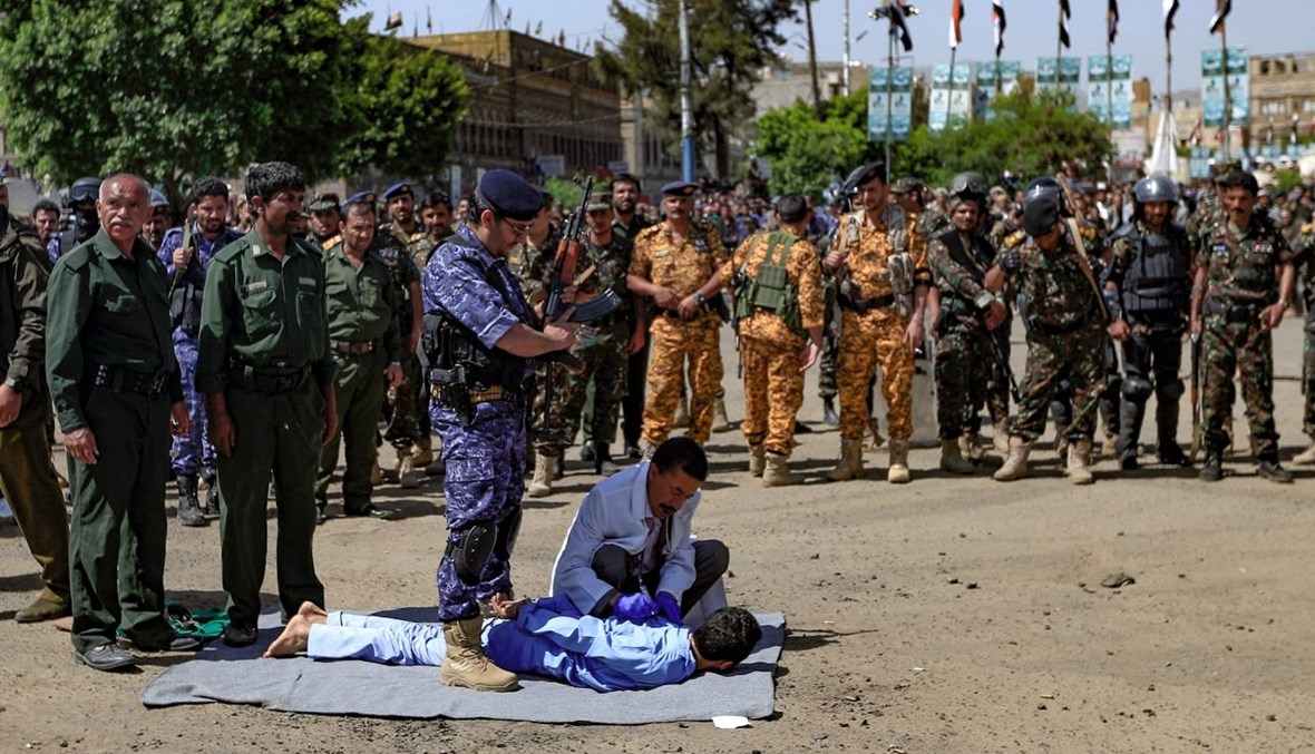 عنصر من قوات الأمن اليمنية يستعد لإعدام رجل في ساحة عامة في صنعاء (18 ايلول 2021ـ أ ف ب). 