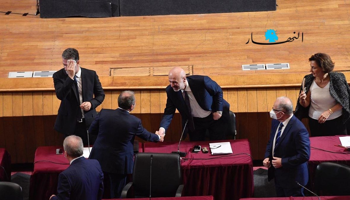 النائب جبران باسيل يُلقي التحية على الوزراء الجدد (تصوير نبيل اسماعيل).