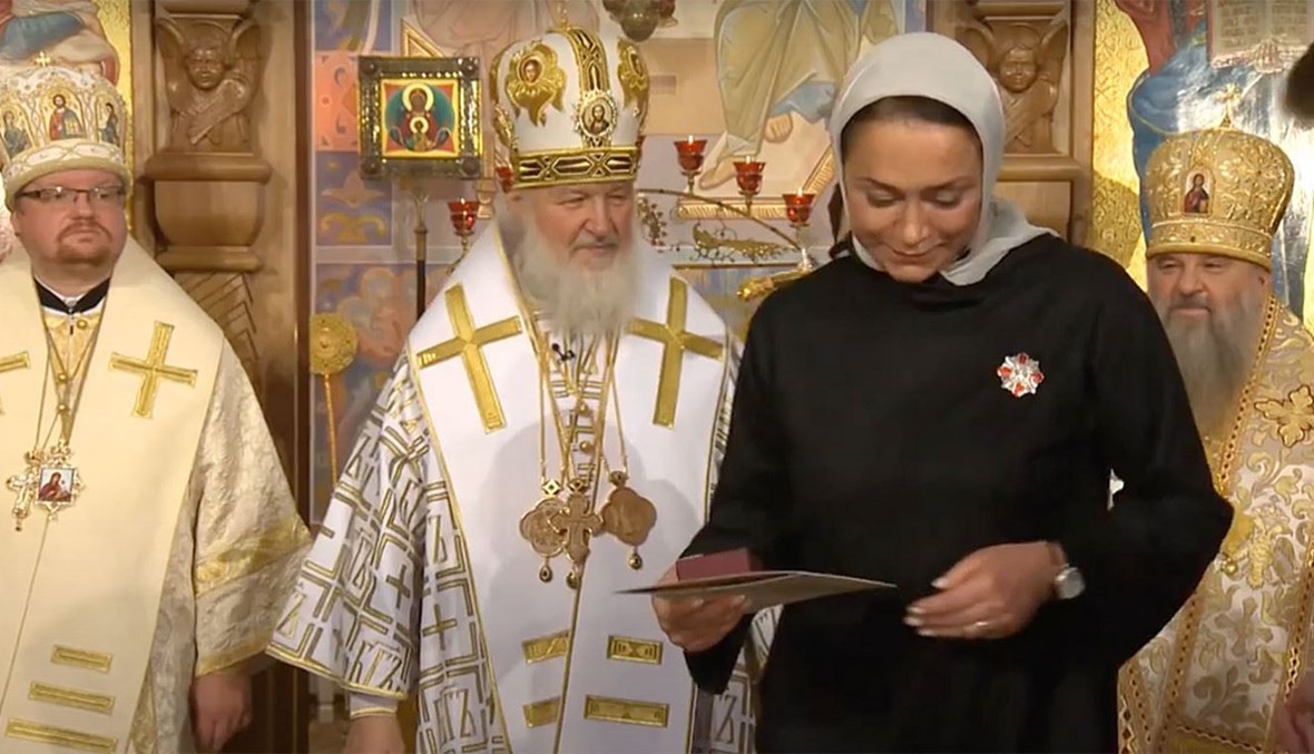 السيدة سفتلانا بولياكوفا الى جانب رجال دين. 