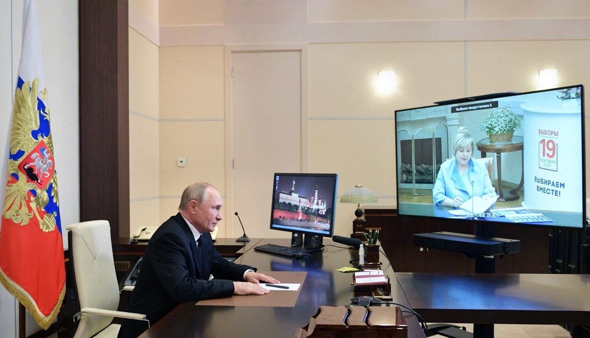 بوتين متحدثا الى إيلا بامفيلوفا، رئيسة لجنة الانتخابات المركزية في الاتحاد الروسي، خلال اجتماع عبر الفيديو في مقر الإقامة "نوفو أوغاريوفو" الحكومي خارج موسكو (20 ايلول 2021، أ ف ب).