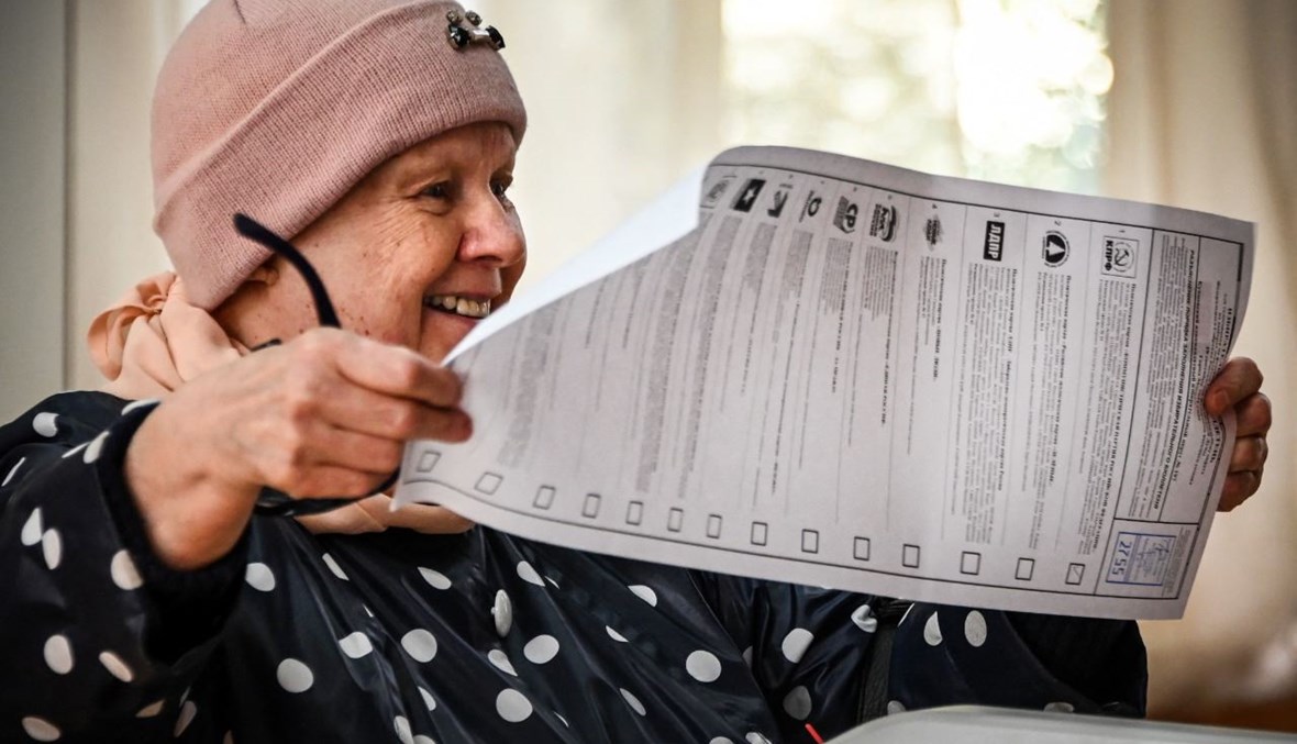 امرأة تدلي بصوتها في مركز اقتراع في موسكو (18 ايلول 2021، أ ف ب). 