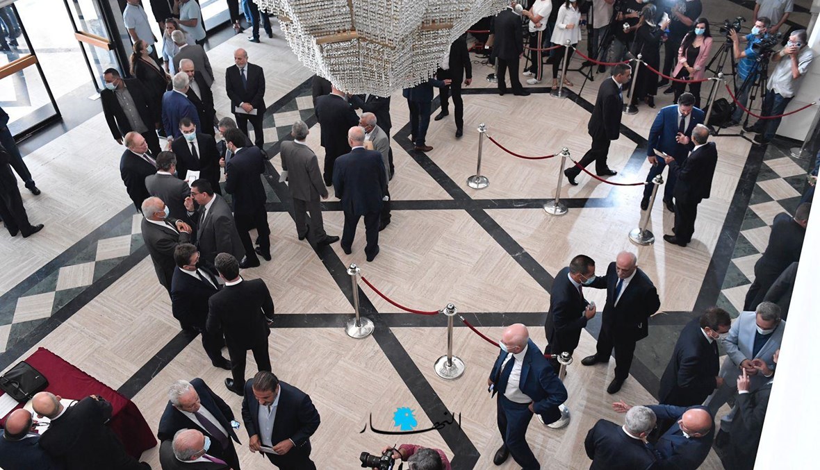النواب والوزراء خارج قاعة الأونيسكو بانتظار الطاقة الكهربائية (نبيل إسماعيل).