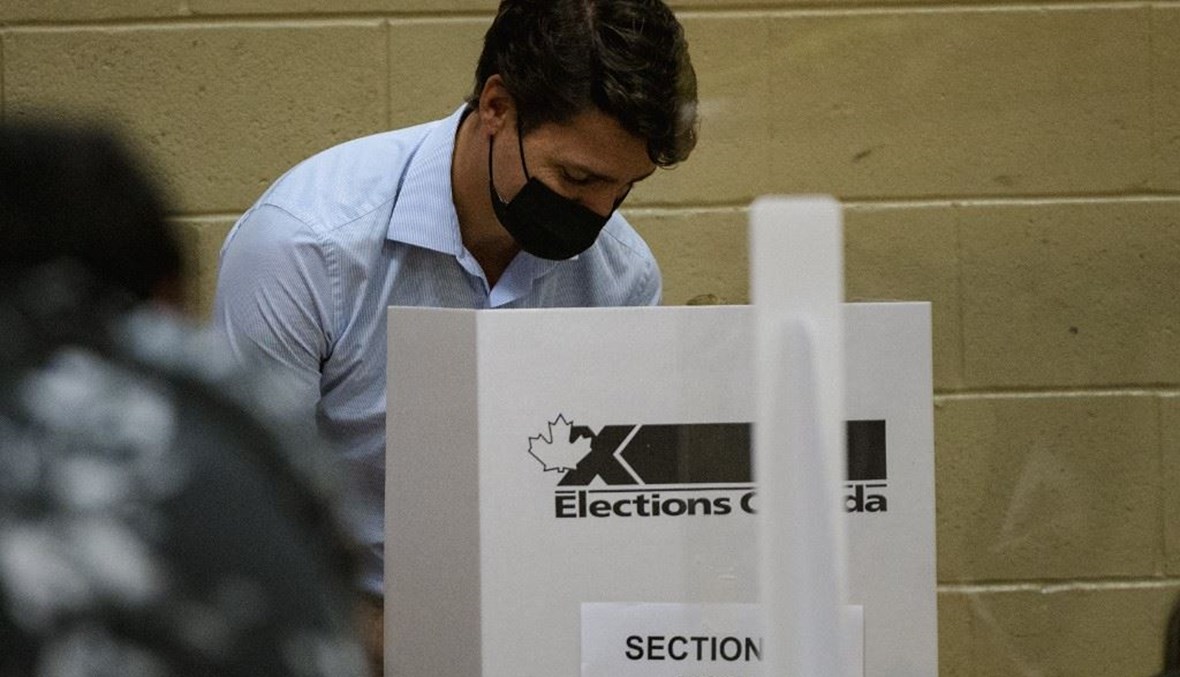 ترودو خلال إدلائه بصوته في الانتخابات التشريعية الكندية (أ ف ب).