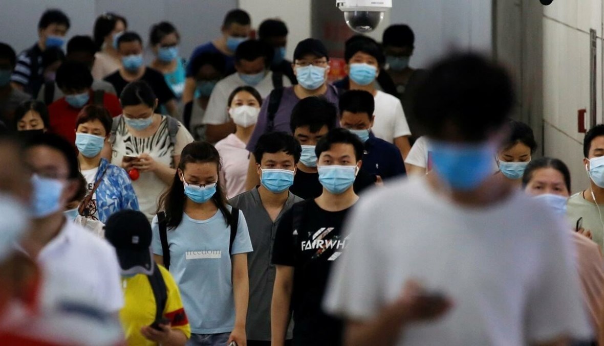أشخاص يرتدون الأقنعة الطبية في إحدى محطات المترو بالعاصمة الصينية بكين (أ ف ب).
