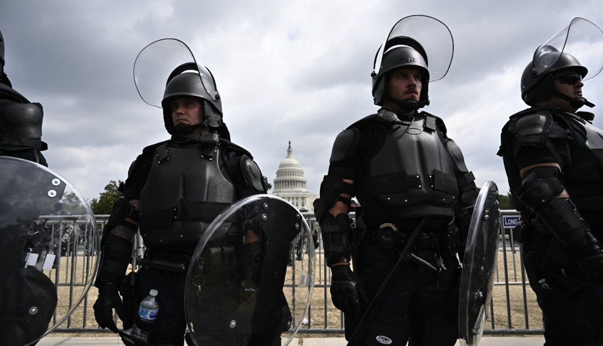عناصر من شرطة مكافحة الشغب انتشروا في مواجهة متظاهرين في في واشنطن انطلقوا في مسيرة "العدالة من أجل 6 ك2" (18 ايلول 2021، أ ف ب). 