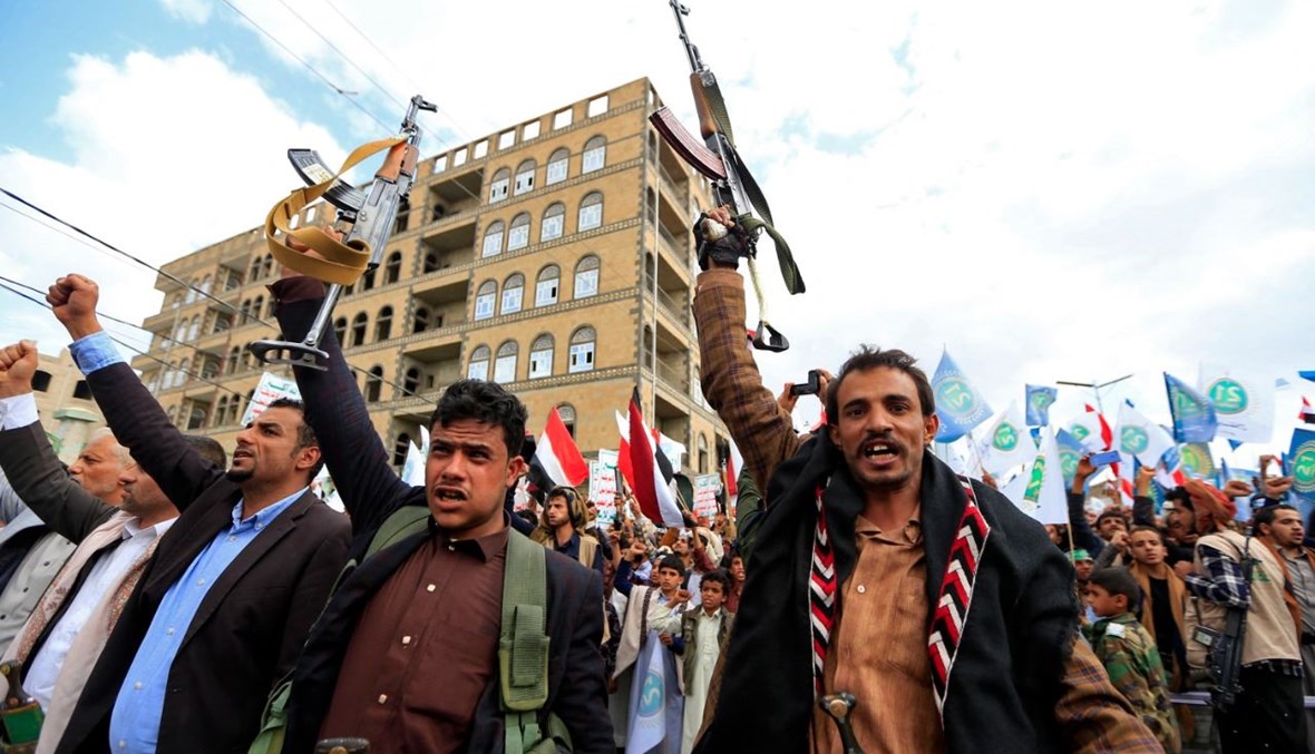أنصار للحوثيين يشاركون في احتفال بالذكرى الـ7 لاستيلاء الحوثيين على العاصمة صنعاء (21 ايلول 2021، أ ف ب). 