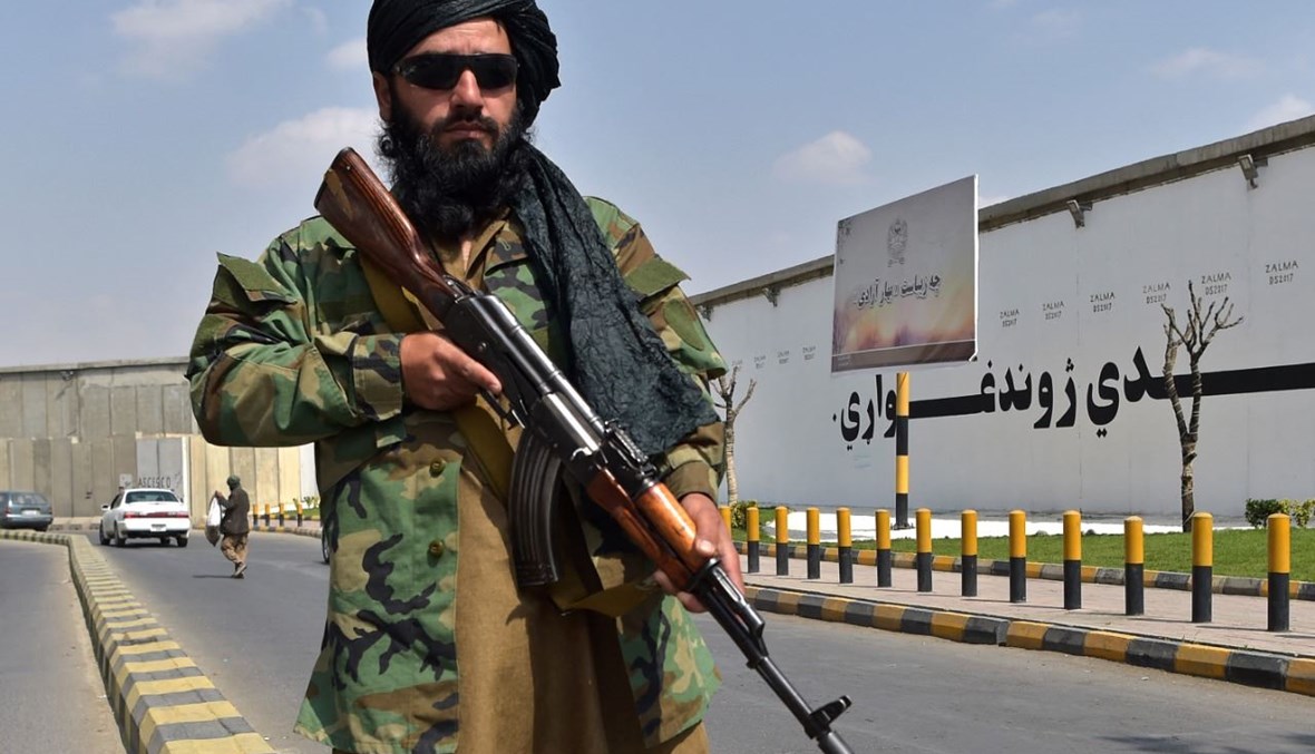 مقاتل من طالبان وقف في شارع بالقرب من ميدان زنبق في كابول (23 ايلول 2021، أ ف ب). 