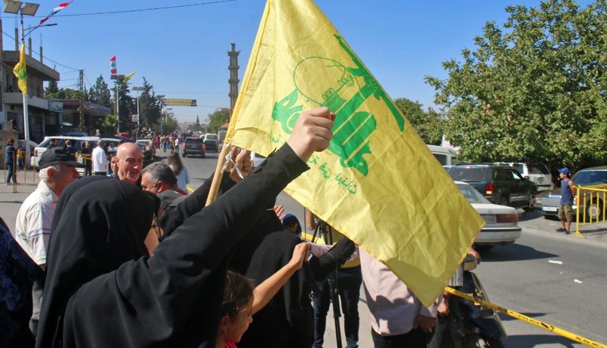 مناصرو لـ"حزب الله" في بعلبك عند استقبال قافلة المازوت الإيراني (أ ف ب).