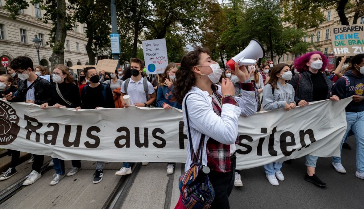  متظاهرون انطلقوا في مسيرة ضمن "احتجاج المناخ العالمي" في فيينا بالنمسا (24 ايلول 2021، أ ف ب). 