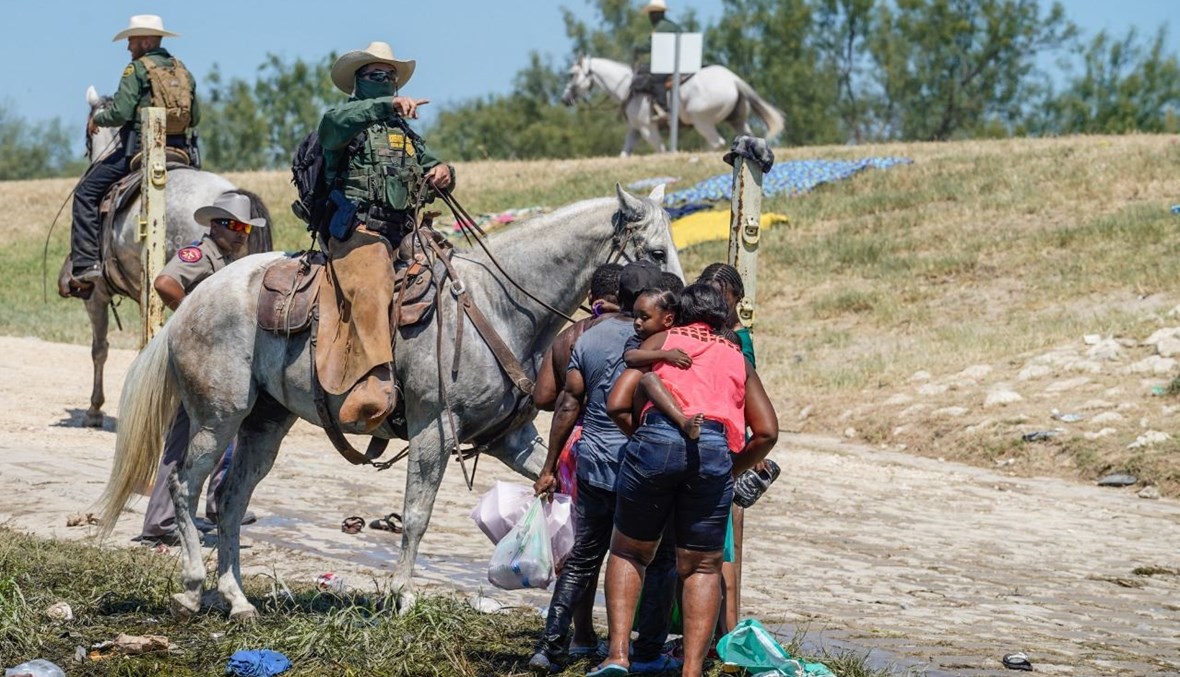 عناصر من شرطة الحدود الاميركية ركبوا الخيل خلال منعهم المهاجرين الهايتيين من دخول مخيّم على ضفاف نهر ريو غراندي في ديل ريو بتكساس (19 ايلول 2021ـ أ ف ب).