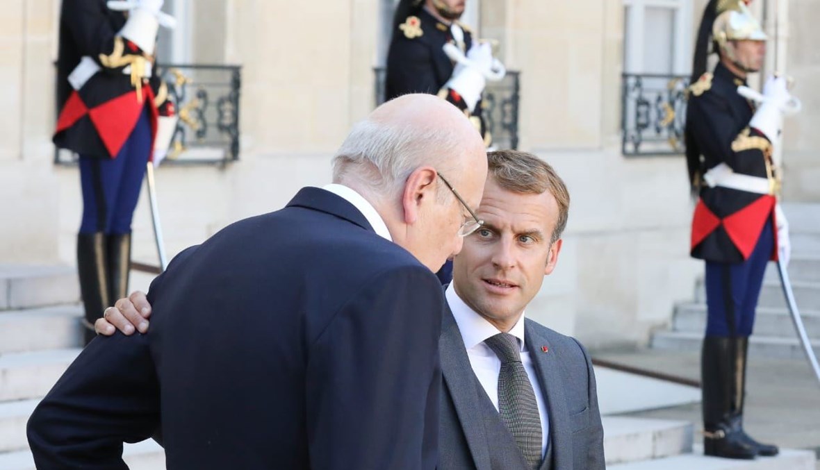 الرئيس الفرنسي إيمانويل ماكرون والرئيس نجيب ميقاتي.