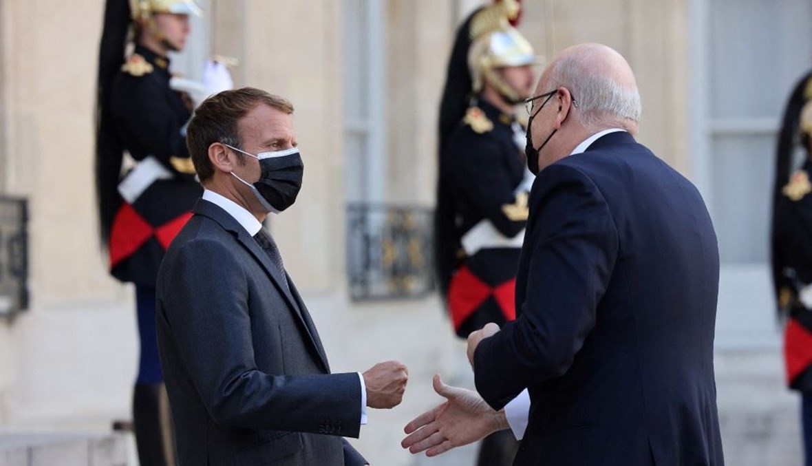 الرئيس الفرنسي إيمانويل ماكرون يرحب بالرئيس نجيب ميقاتي (أ ف ب).