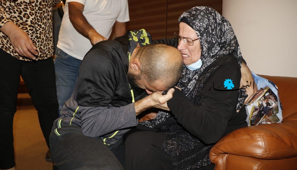لقاء الوالدة بابنها المفرج عنه في مطار بيروت (حسن عسل).