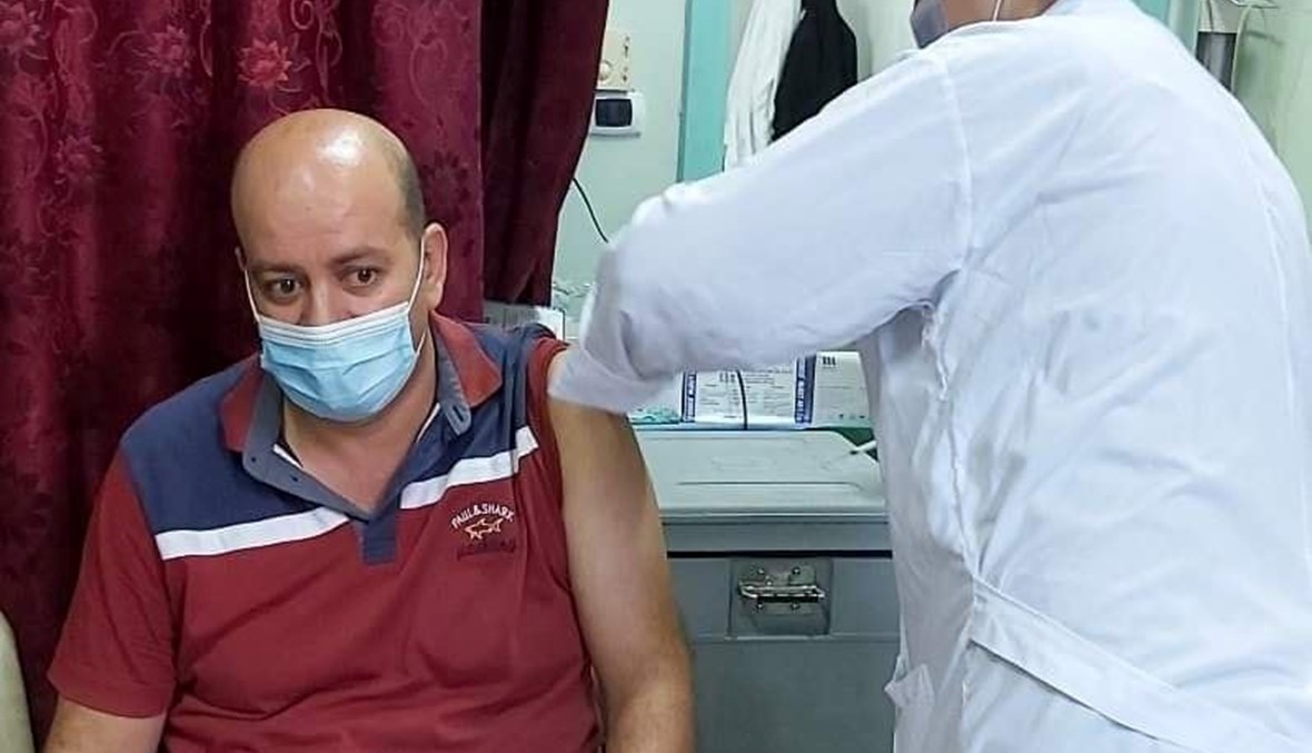 رجل يتلقى لقاح كورونا في اطار حملة تلقيح في مختلف المحافظات السورية (23 ايلول 2021- وزارة الصحة السورية). 