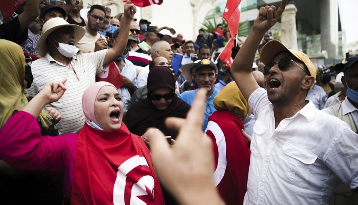 متظاهرون تونسيون يرددون هتافات خلال احتجاج ضد سعيد في تونس العاصمة (8 ايلول 2021، أ ب). 
