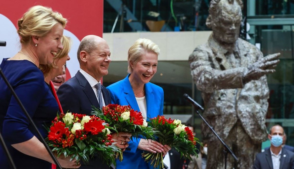 مرشّحة الحزب الاشتراكي الديموقراطي لرئاسة بلدية برلين فرانسيسكا غيفاي خلال احتفالها بالفوز (أ ف ب).