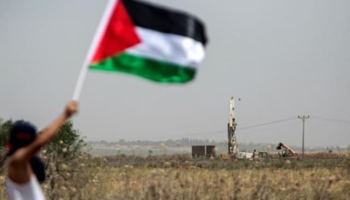 العلم الفلسطيني مرفرفاً (أ ف ب).