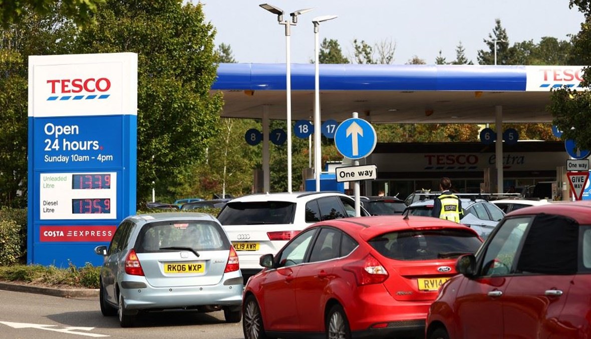 طوابير من السيارات أمام محطات الوقود في بريطانيا (أ ف ب).