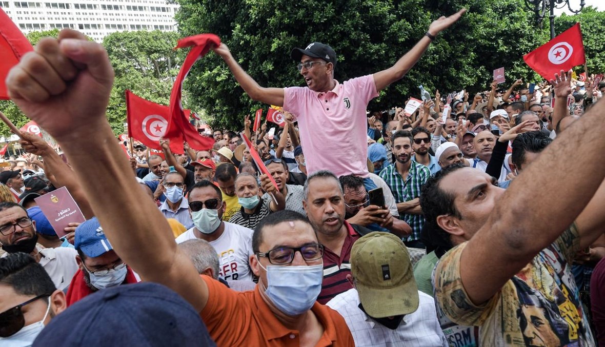 متظاهرون يرددون هتافات خلال احتجاج ضد سعيّد في العاصمة تونس (26 ايلول 2021، أ ف ب). 