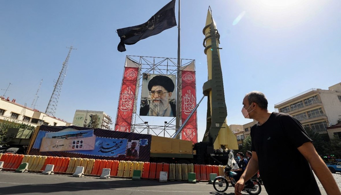 صاروخ "شهاب 3" معروضا بجانب صورة لخامنئي في اطار معرض شارع نظمه الجيش الإيراني وقوات الحرس الثوري في ساحة بهارستان في طهران، للاحتفال بـ"أسبوع الدفاع"  (25 ايلول 2021، أ ف ب).