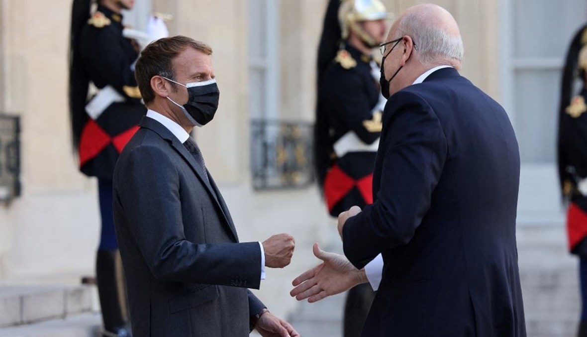 الرئيس الفرنسي إيمانويل ماكرون يرحب بالرئيس نجيب ميقاتي (أ ف ب).