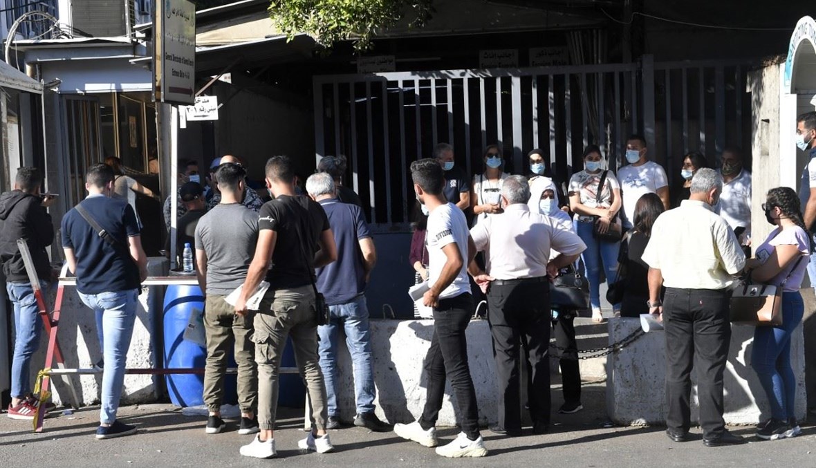 حشد من المواطنين امام مقر الامن العام حيث يسجل توافد كثيف لاصحاب المعاملات العائدة للحصول على جوازات السفر (حسام شبارو). 