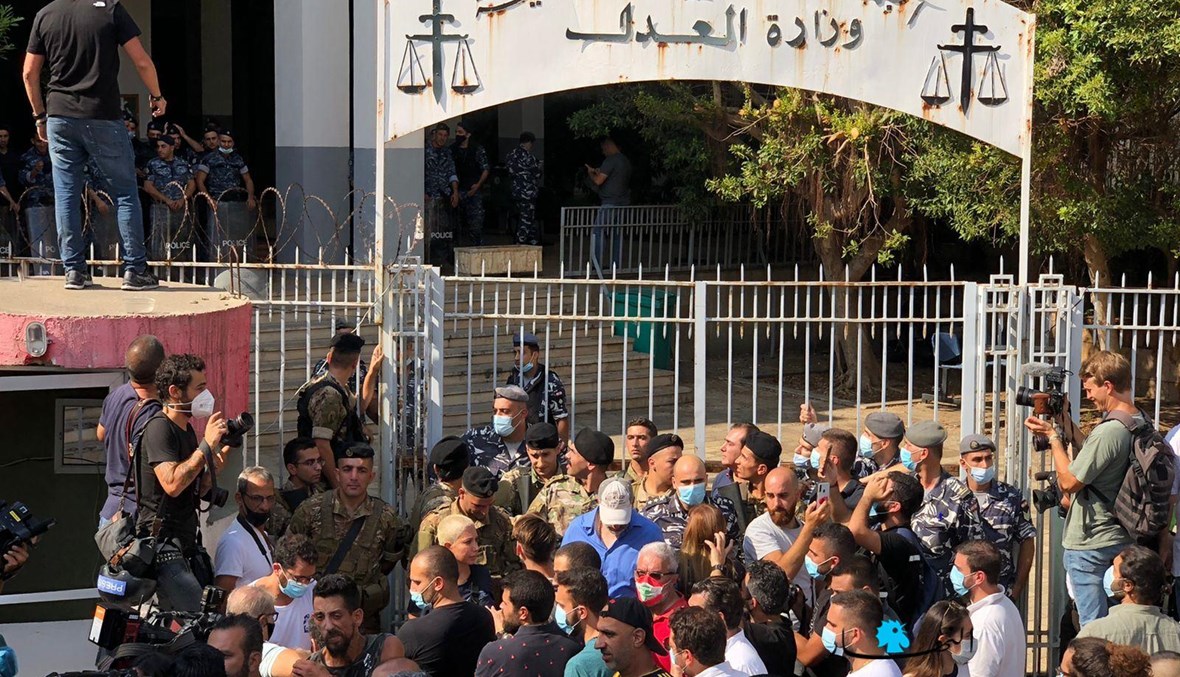 أهالي ضحايا تفجير مرفأ بيروت أمام وزارة العدل (مارك فياض).