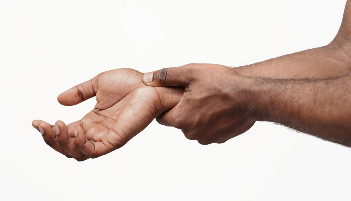 ما أسباب سقوط الأشياء من يدينا بشكل مفاجئ؟