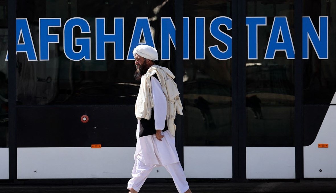 عنصر من طالبان يمشي في مطار كابول (13 أيلول 2021، أ ف ب).