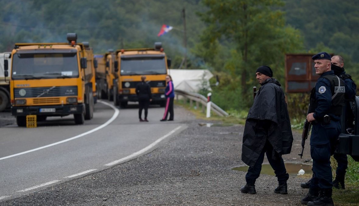 عناصر من شرطة كوسوفو انتشروا في منطقة قريبة من الحدود مع صربيا في يارينجي (28 ايلول 2021، ا ف ب). 