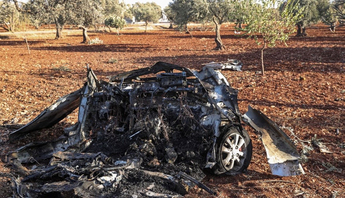 مركبة دمرتها غارة بواسطة طائرة بدون طيار، وفقا لما قيل، على المشارف الشمالية الشرقية لمدينة إدلب شمال غرب سوريا (20 ايلول 2021، أ ف ب). 